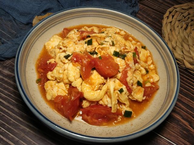 西红柿炒鸡蛋，鸡蛋不要直接下锅炒，多加一步，鸡蛋嫩滑无腥味|鸡蛋炒西红柿