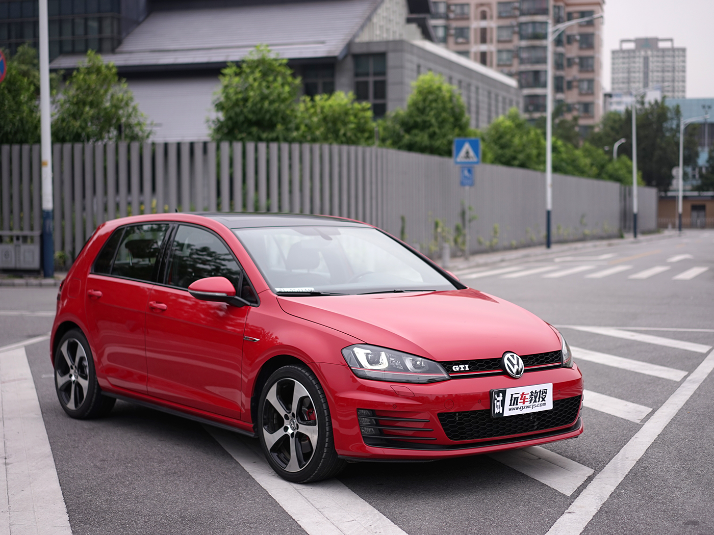 宝马跑车系列敞篷跑车20万 c610561ffd504f069c58cb8183167e3e.jpeg