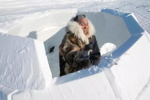 爱斯基摩人在建自己的雪屋