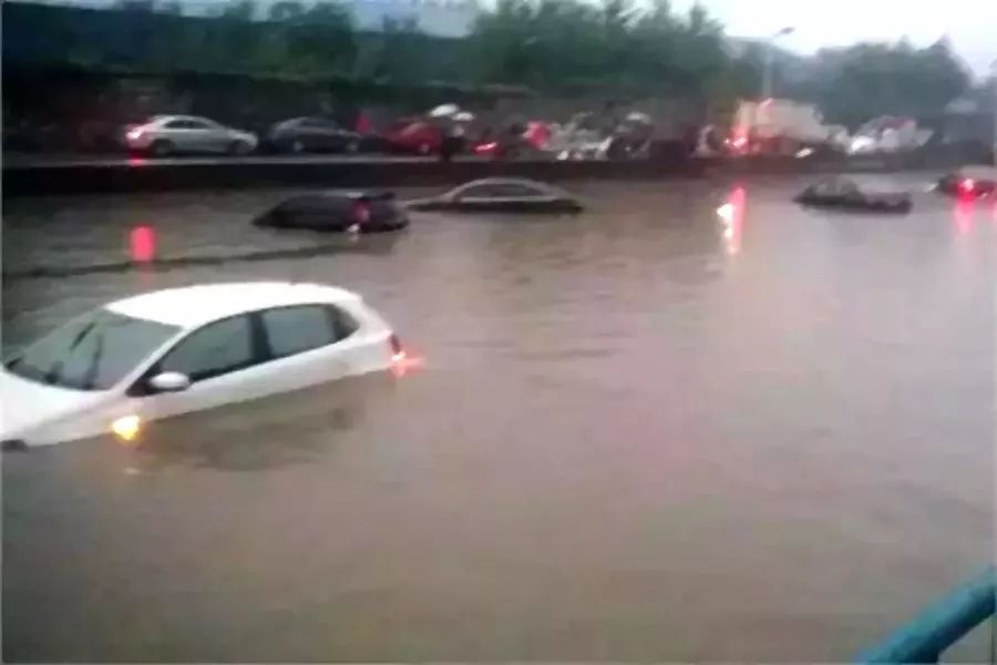 梦到路面坍塌_驾车遭遇路面积水或洪水勿惊慌，根据情况紧急避险