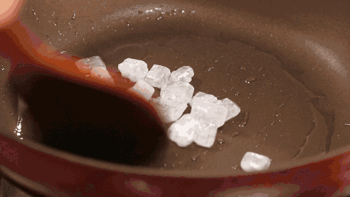 炒糖色用什么锅 炒糖色时，不要直接下锅，多加这一步，颜色鲜艳还不发苦