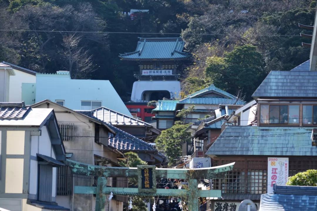 神社寺院古建筑群, 构成了繁荣的时代, 而镰仓随着幕府灭亡也曾一度