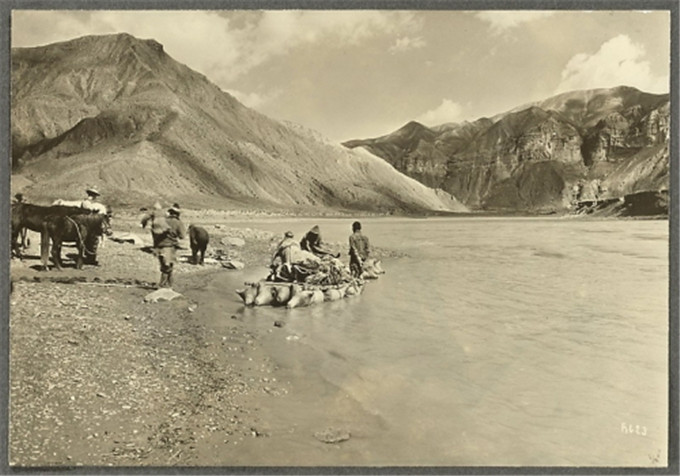 1920年代的西藏,原始而高远的天地间,藏民骑马而来