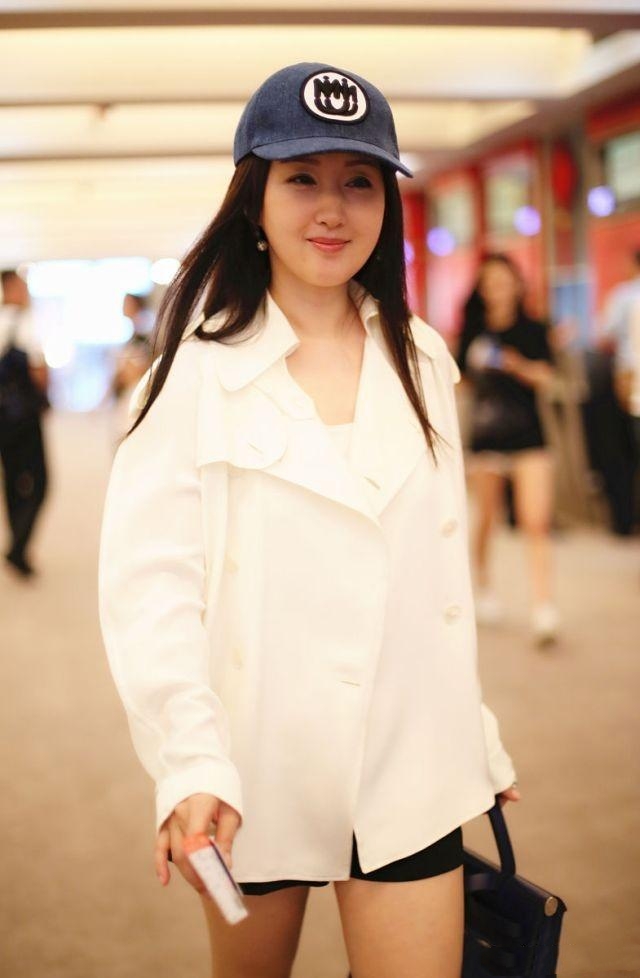 杨钰莹现身机场,158cm穿超短裤高调秀美腿,48岁的人28岁的身材