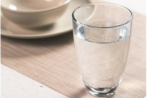 痛风多喝水 为什么痛风病人要多喝水？夏季有几类人，每天多喝水可以“治病”