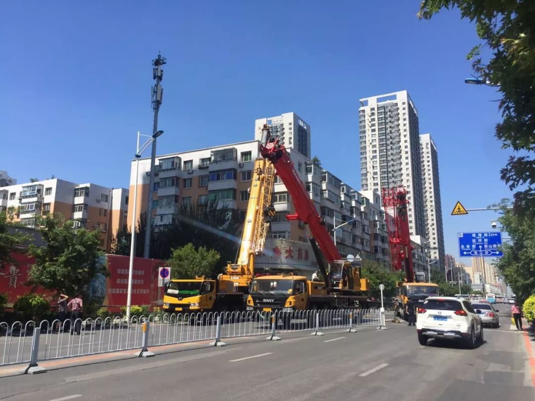今日凌晨,沈阳皇姑区昆山路一水泥罐车侧翻压扁轿车 司机遭遇不幸