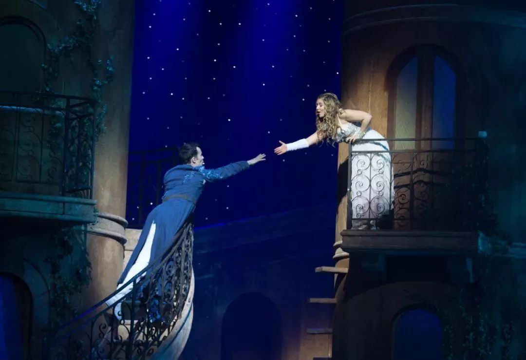 法语音乐剧《罗密欧与朱丽叶》浪漫来袭,一场红与蓝的