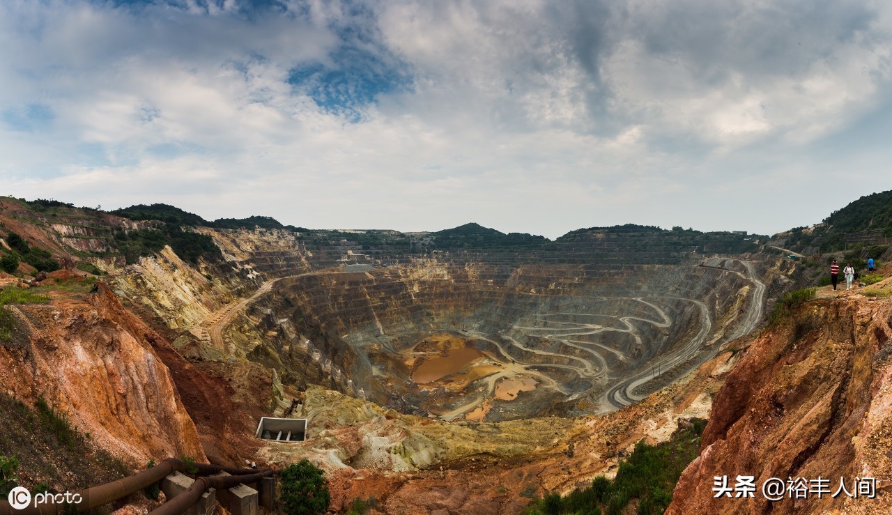 曾是华东第一露天铁矿山,深度负210余米似大漏斗,今成地球伤疤