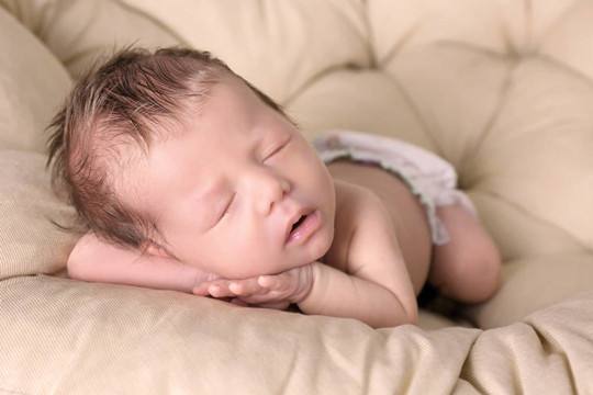 心聚心—宝宝出汗多是缺钙还是体虚？该如何护理？|缺钙为什么会出汗