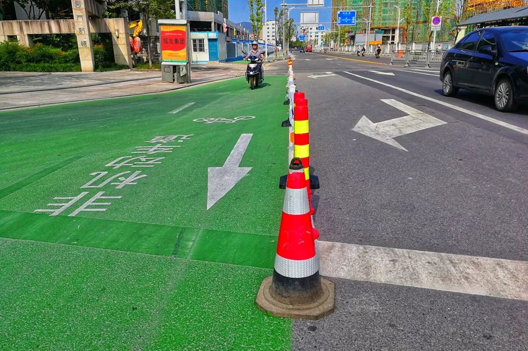 目前,西门街与庆丰街十字路口处非机动车道交通标线及隔离护栏安装已