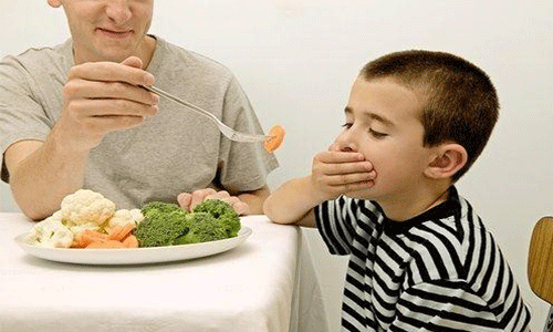自闭症孩子的父母_自闭症孩子被追着喂饭，害处父母知道吗？