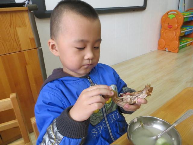                     4岁男童呕吐不止，紧急送医，医生劝告：这些食物别再给娃吃了