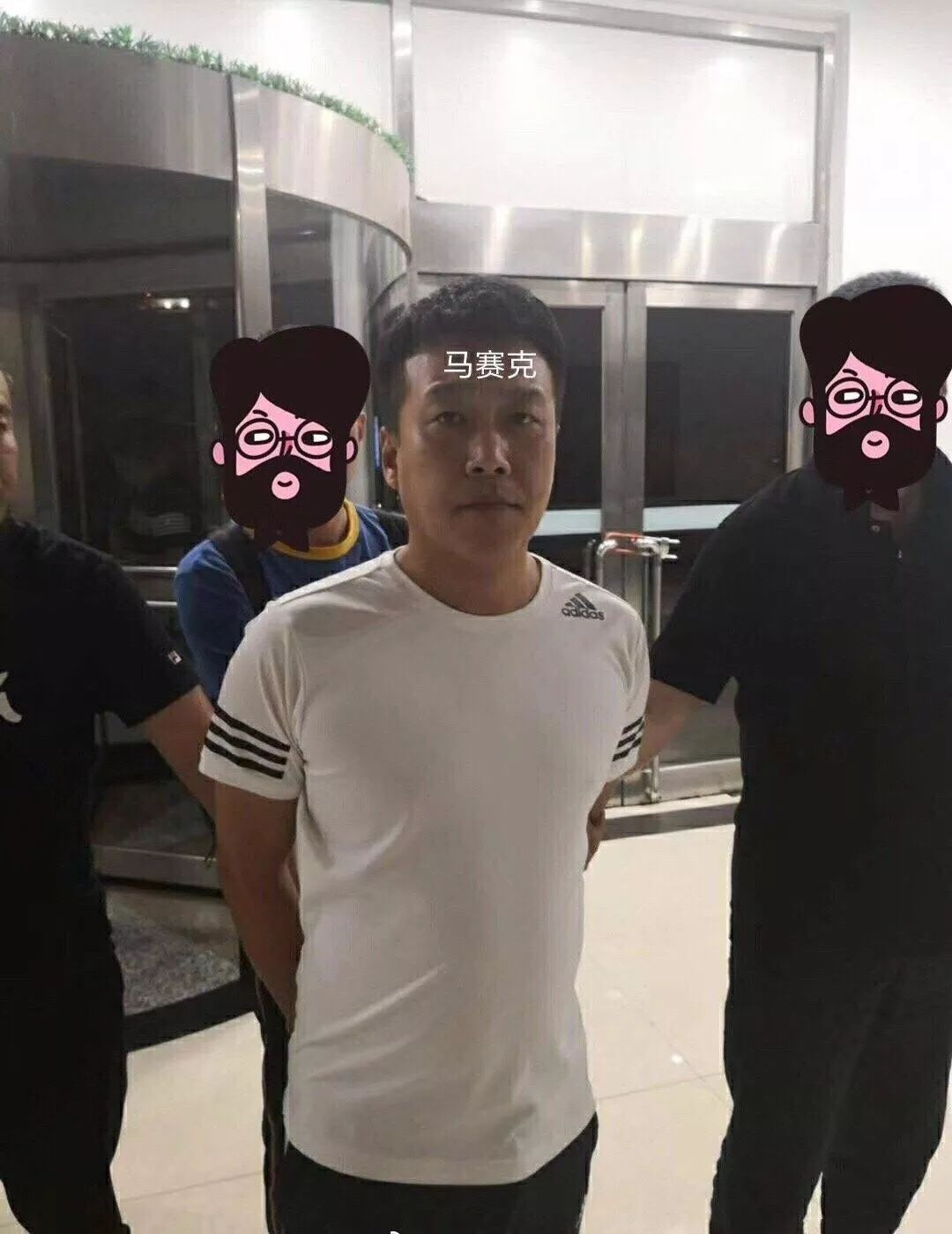 男子当街暴打女孩:建国之后不能成精,为什么还