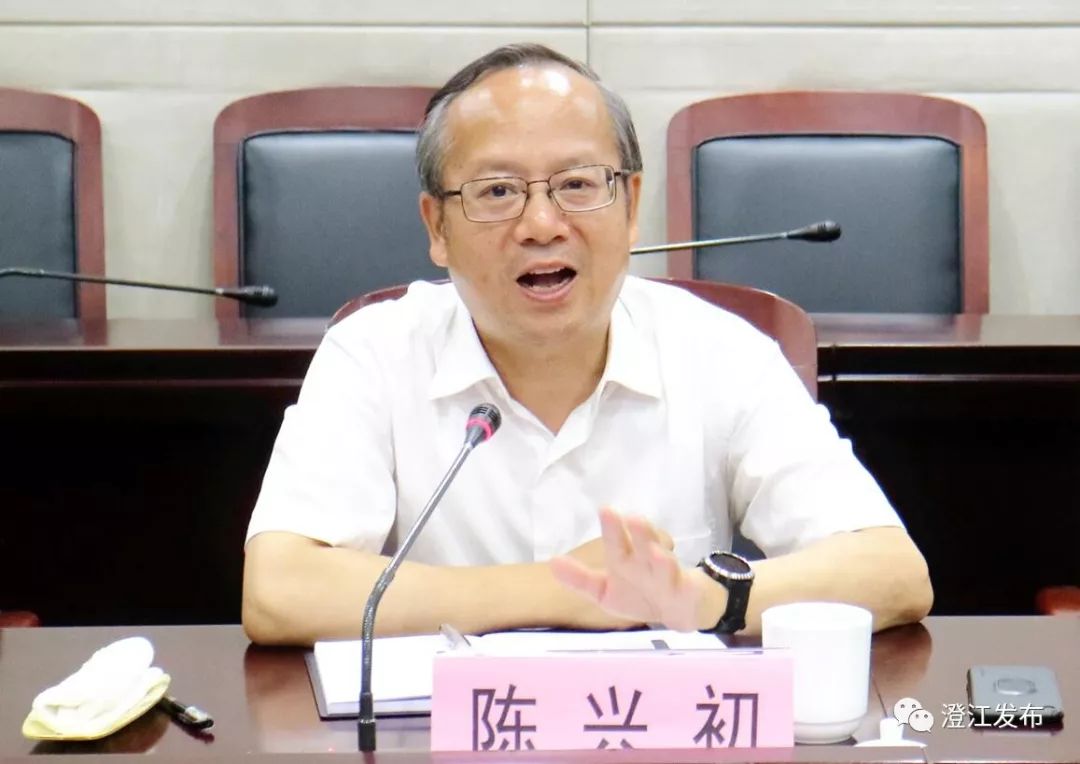 座谈会在街道新时代文明实践所,陈兴初一行参观了街道新时代文明实践