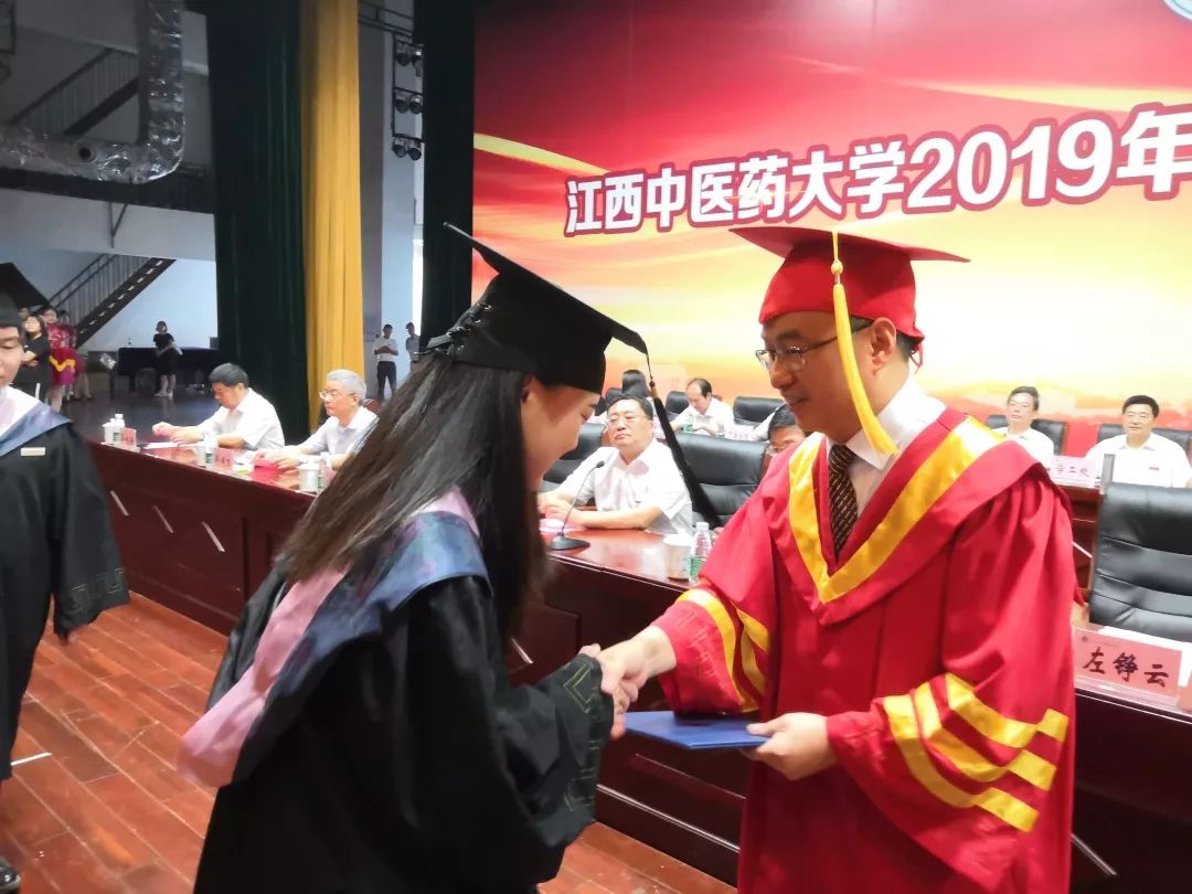 还有免费的毕业午餐,今年的江西中医药大学毕业典礼是这样办的~_学校