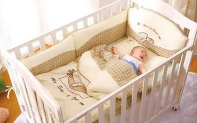 窗户_玄清风水命理：婴儿床能不能挨着窗户摆放