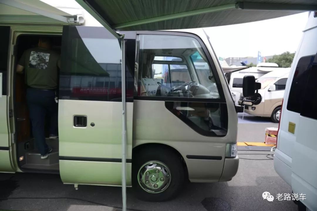 考斯特型房车江铃晶马亮相展会
