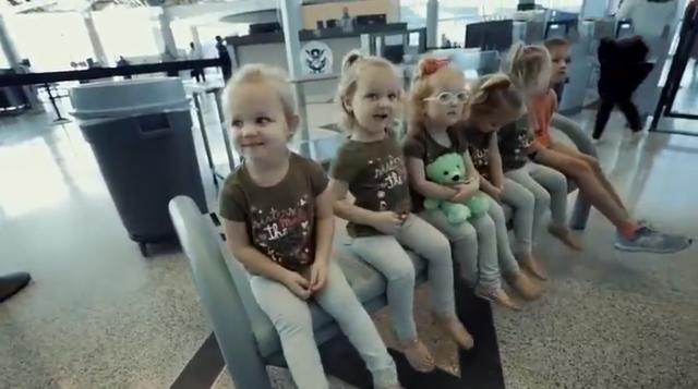 五胞胎头次乘飞机，候机时排排坐的样子超有趣，网友：真的萌翻了 史有琴的五胞胎