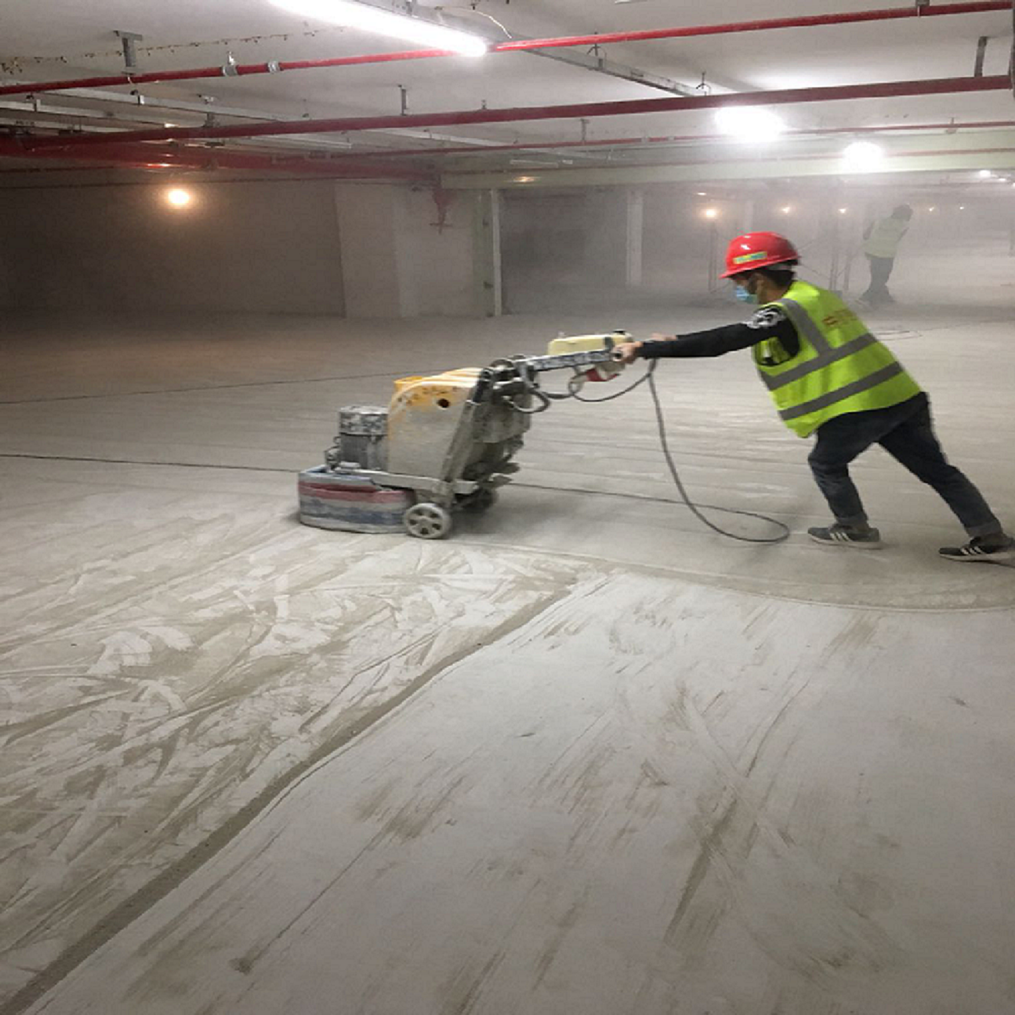 安装300目的磨片带水打磨地坪表面的混凝土浮浆,让固化剂渗透无阻碍