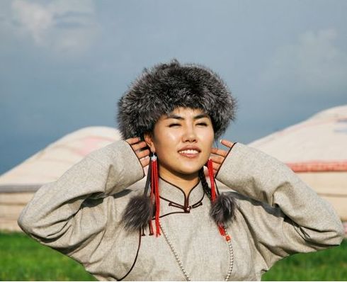 又一位蒙古姑娘唱《我在纳林湖等着你》真心美醉了!(百听不厌)
