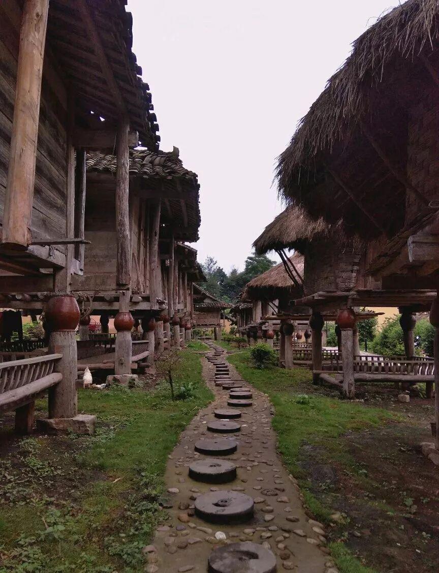 瑶山古寨地处贵州荔波县瑶山瑶族乡拉片村,菇类村境内,距县城35公里