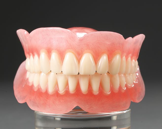 民营口腔医师,从事口腔全科至今二十年,专攻树脂美学与全口义齿修复