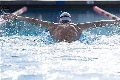 初学者学蝶泳的关键究竟是什么?