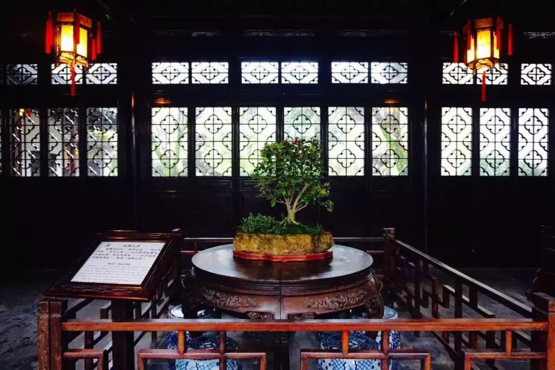 画大挂屏，轩敞雅致，南北两边均不设墙，通畅明洁，有明代建筑的风格。山房前临荷花碧池，水清如碧。不妨在荷花池前驻足细细欣赏一下中部景色