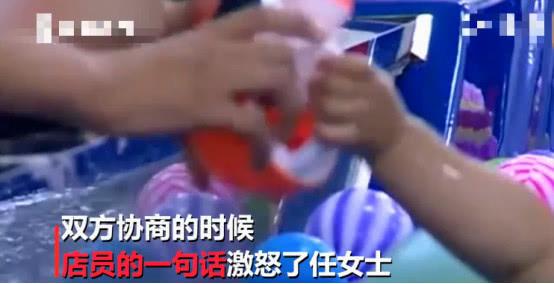                     母亲怒斥游泳馆：孩子呛水还被骂反正是二胎。工作人员这样解释