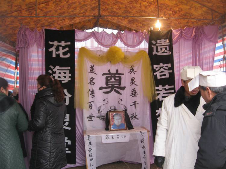 农村丧礼上为什么要假哭呢不哭不行吗