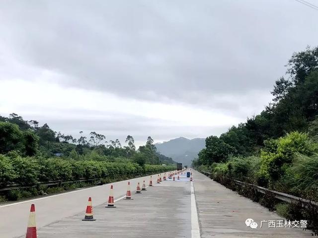 广昆高速山心至玉林段多处半幅封闭施工,请过往司机注意减速慢行