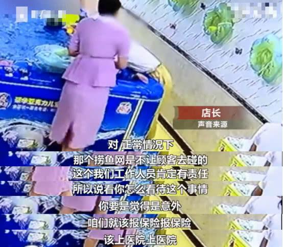                     母亲怒斥游泳馆：孩子呛水还被骂反正是二胎。工作人员这样解释