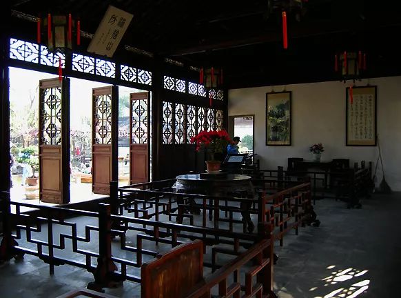 画大挂屏，轩敞雅致，南北两边均不设墙，通畅明洁，有明代建筑的风格。山房前临荷花碧池，水清如碧。不妨在荷花池前驻足细细欣赏一下中部景色