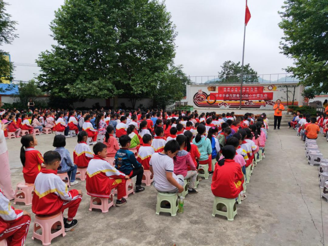 久安乡进校园开展626国际禁毒日宣传活动手牵手参与禁毒心贴心珍爱