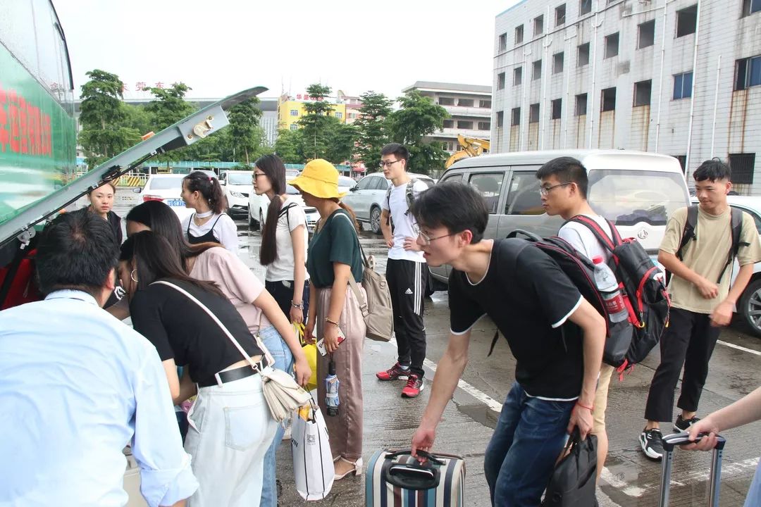 2019年坚朗新人接站最美的约定接的就是你