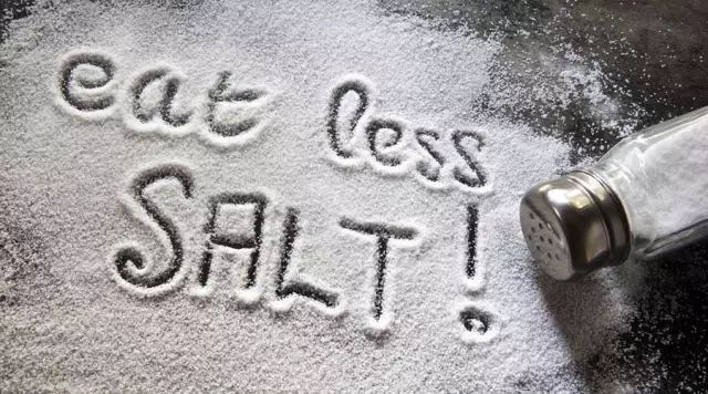 【盐吃多了害处大，但 3 类「隐形盐」食物很多人还不知道】吃盐多了有什么害处