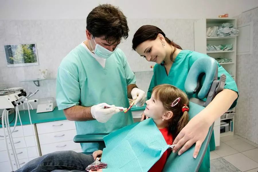 【为什么要赶在孩子一岁前看牙医？市一院专家告诉您】小孩要看牙医吗