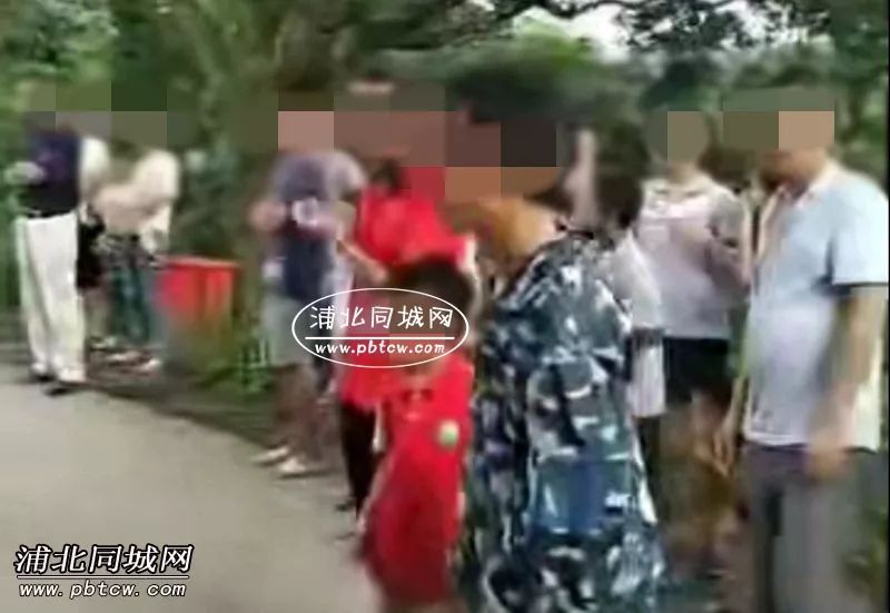 张黄一女子小腿被钢棍插入鲜血直流现场
