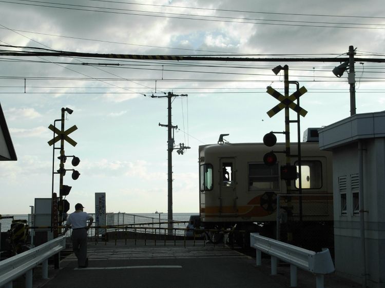 梅津寺站位于爱媛县松山市境内的"伊予鉄道高浜線"上,坐在站台长椅上