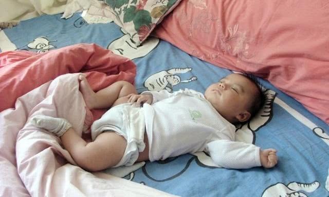                     孩子睡觉总爱踢被子，不仅仅因为“热”，这3个原因家长也要重视