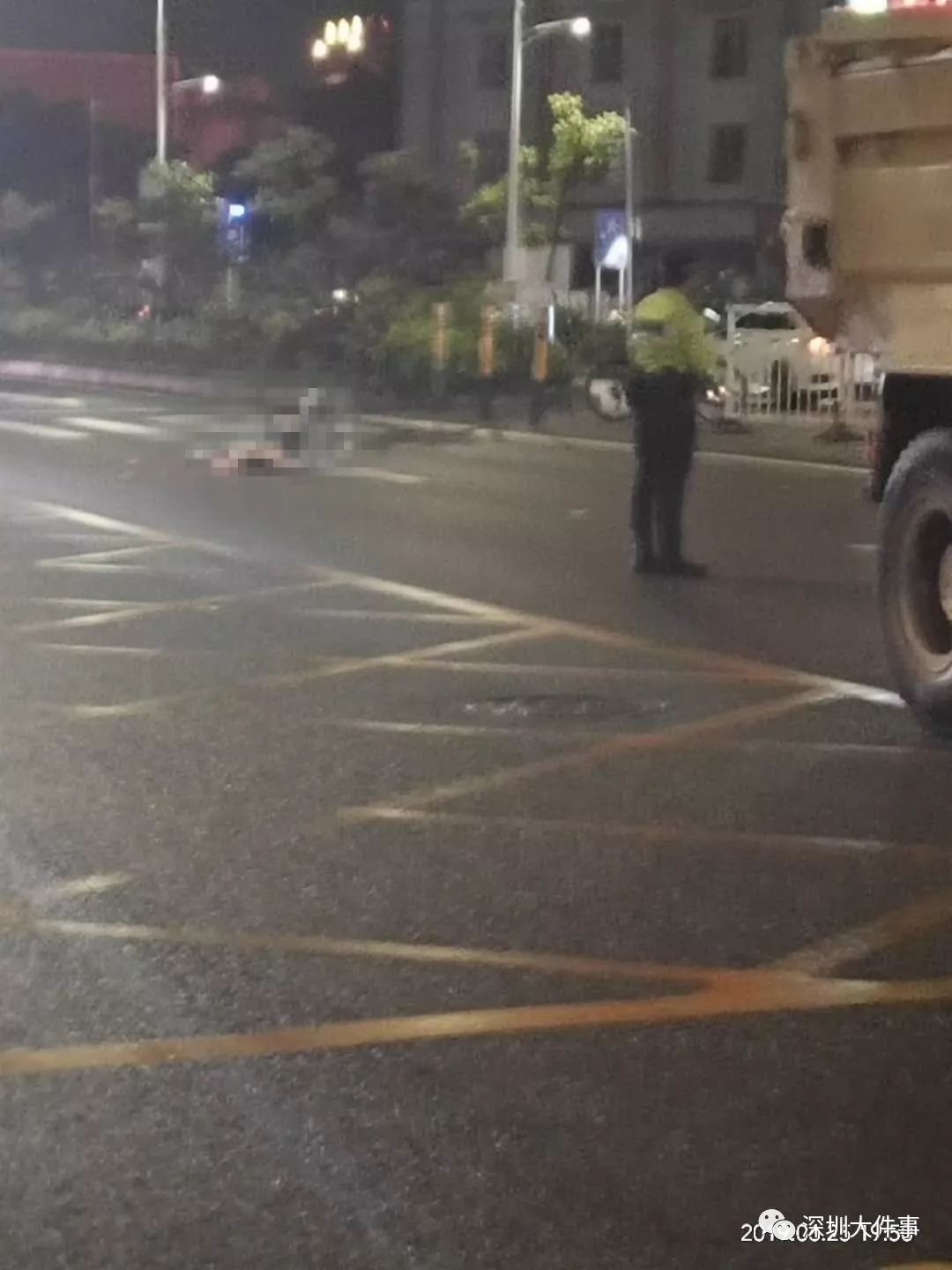 昨晚宝安一路口发生惨烈车祸,1骑车人当场身亡
