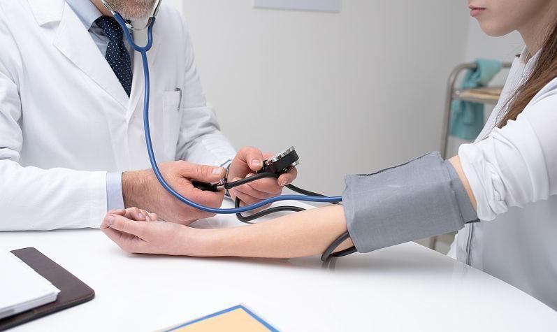 55岁的人血压应该多少才正常？不同年龄的人，对血压
