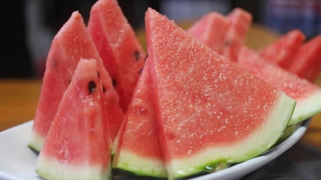 夏天常吃以下5种水果，再贵也别省，可以清热解暑，美颜抗衰！_多吃水果的好处