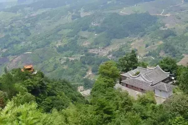 白岩寺建于唐代年间,坐落在白岩山半山腰上,将周围幽深的山谷,葱茏的