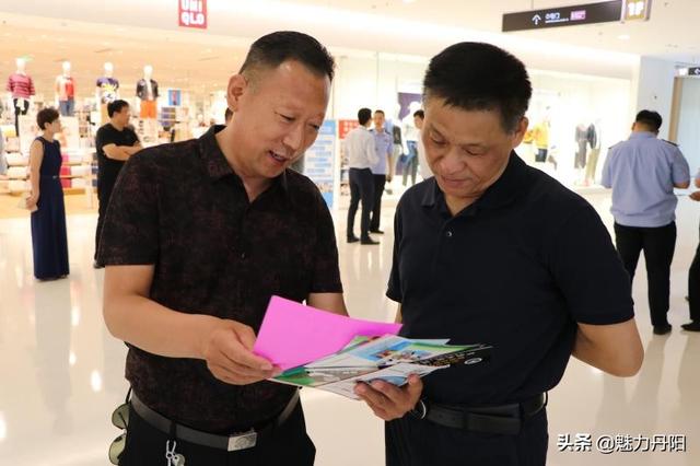 朱家福,武少俊等走上街头向市民开展禁毒宣传手册