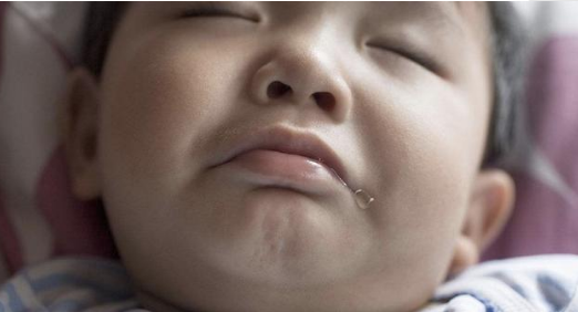 宝宝流口水正常的，可能出牙了，别让惯性思维，影响了宝宝发育|牙掉了流口水正常吗