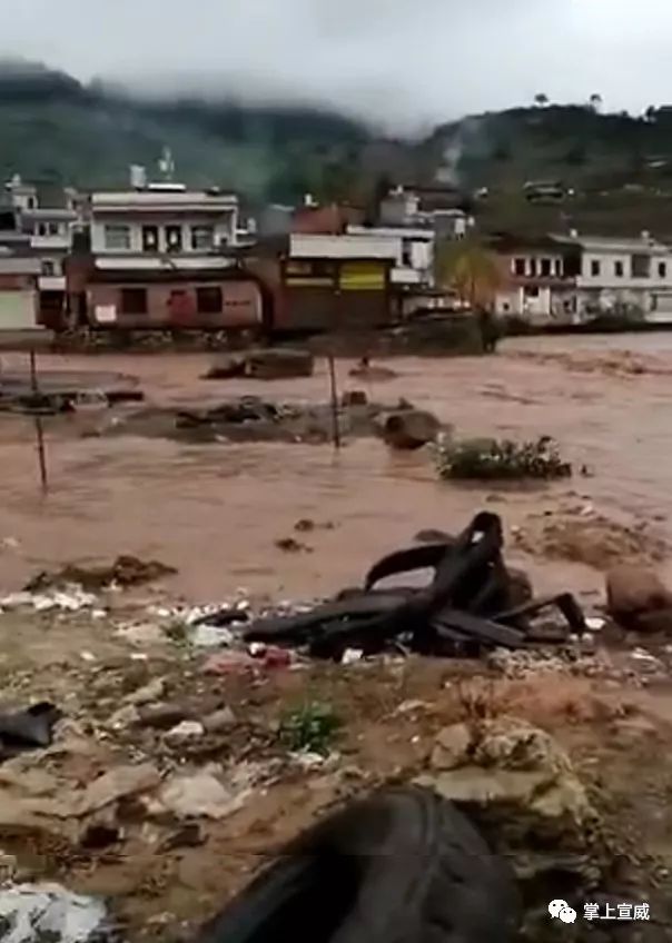 视频: 宣威杨柳遭遇暴雨袭击 和平小河和可渡大河发生洪水灾情▼