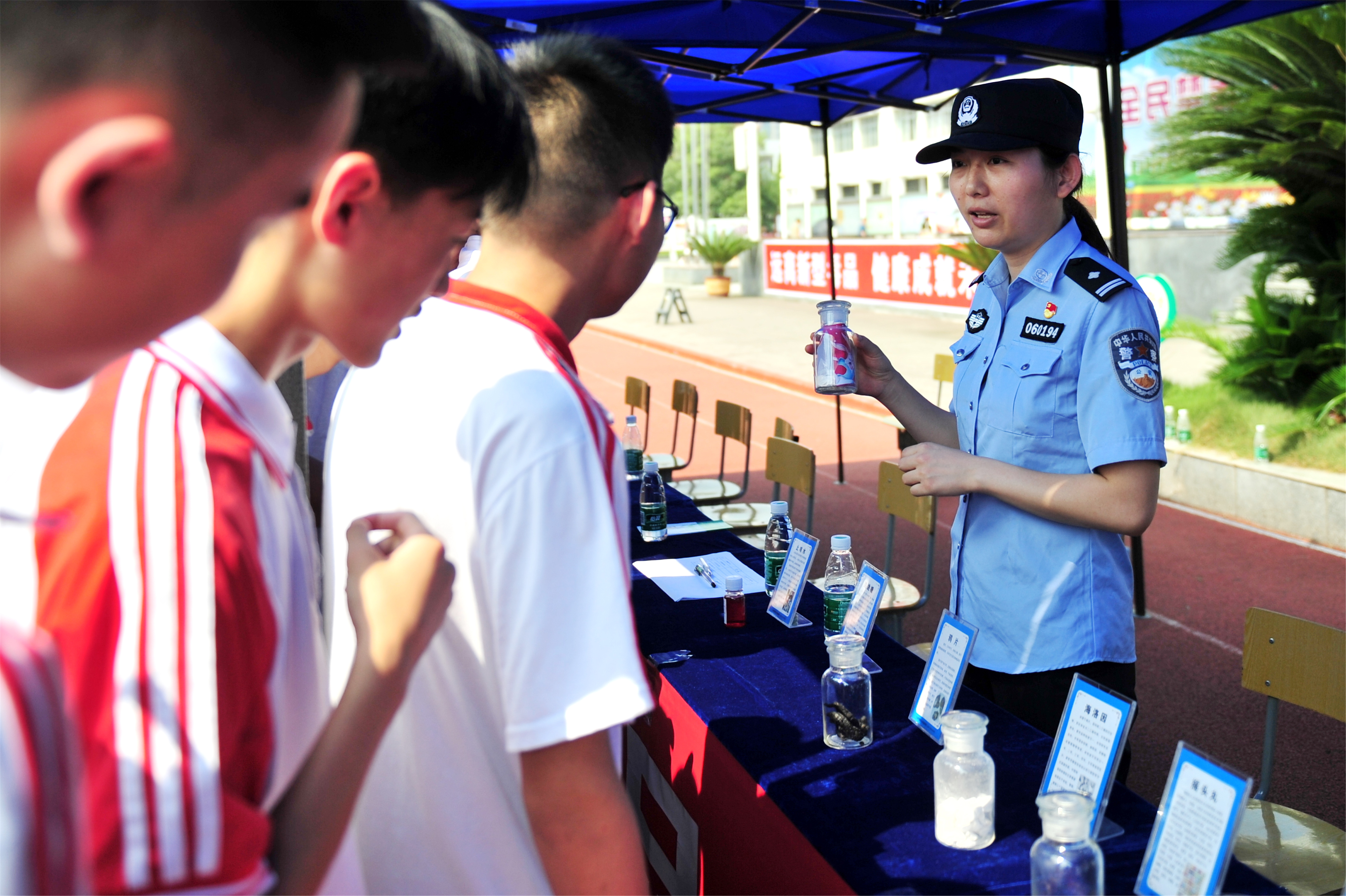 6月26日,民警向湖北省宜昌市夷陵区东湖高中学生宣讲各类毒品的危害.