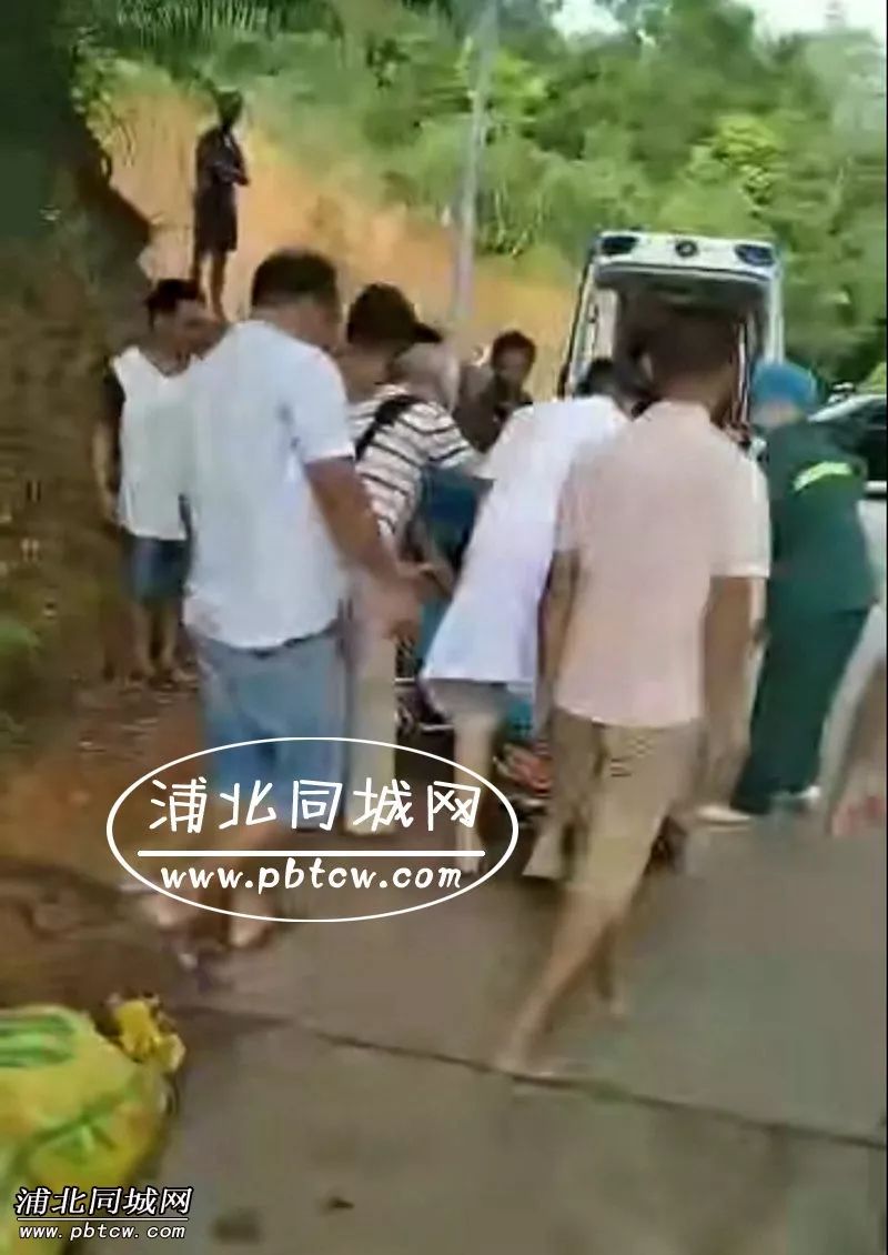 张黄一女子小腿被钢棍插入鲜血直流现场