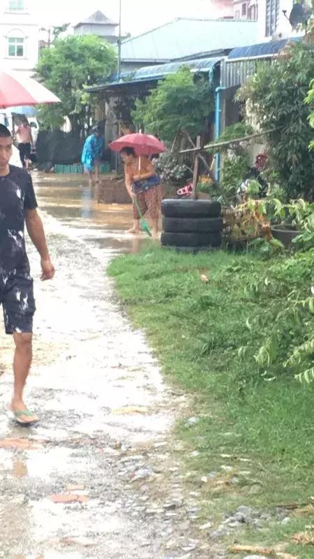                     原创            一下大雨就积水严重！缅甸边境木姐市被淹，大量商铺无法营业